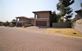 4 Bedroom House in Maroeladal