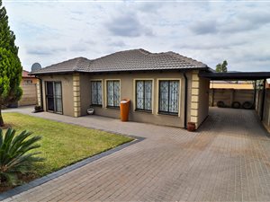 3 Bed House in Lotus Gardens