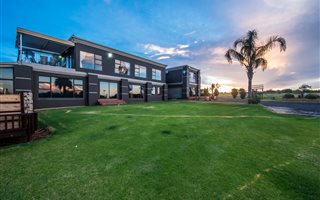 8 Bedroom House in Sterkfontein and surrounds