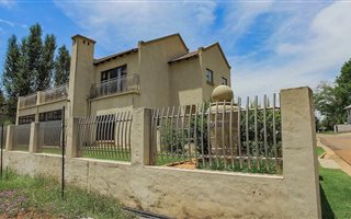 3 Bedroom House in Clubview