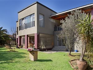 6 Bed House in Lakeside