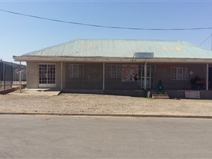 1400 m² Commercial space in Kokstad
