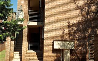 2 Bedroom Simplex in Die Hoewes
