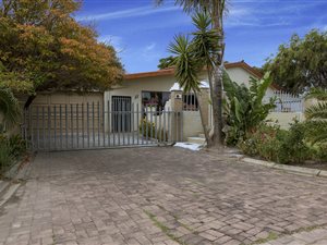 3 Bed House in Sandbaai