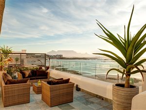 4 Bedroom House in Bloubergstrand