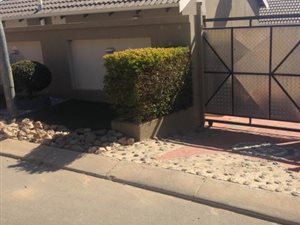 2 Bed House in Roodepoort Central