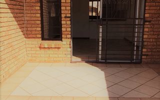 2 Bedroom Townhouse in Mooikloof Ridge
