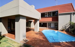 4 Bedroom Townhouse in Waterkloof Heights