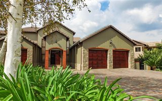 5 Bedroom House in Ebotse Estate