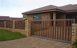 3 Bedroom Cluster in Fraaiuitsig