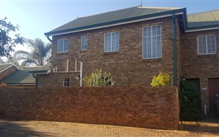 3 Bedroom Townhouse in Die Hoewes