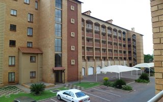 2 Bedroom Apartment in Die Hoewes
