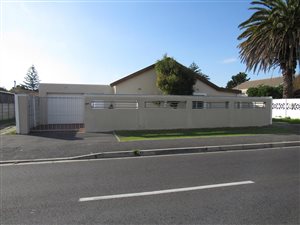 4 Bed House in Steenberg