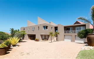 5 Bedroom House in Boggomsbaai