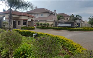 4 Bedroom House in Rietvalleirand