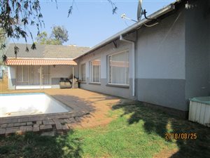 3 Bed House in Rhodesfield