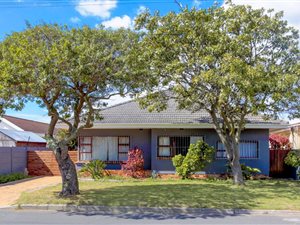 4 Bed House in Goodwood