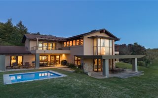 4 Bedroom House in Simola