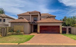 4 Bedroom House in Raslouw Manor