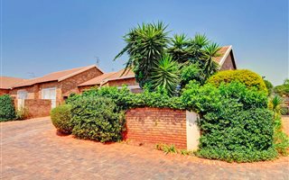 2 Bedroom Simplex in Weltevreden Park