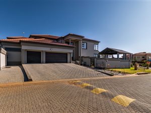 8 Bed House in Heuningklip
