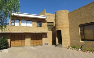 4 Bedroom House in Fraaiuitsig