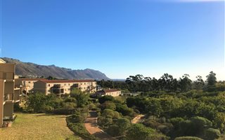 2 Bedroom Apartment in Sir Lowrys Pass