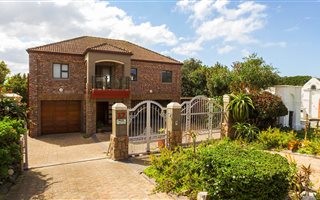 6 Bedroom House in West Bank