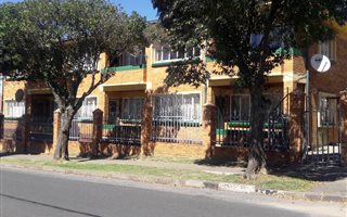 8 Bedroom Apartment in Rosettenville