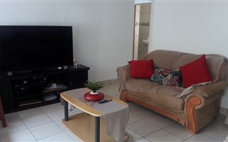 2 Bedroom Flat in Aston Bay