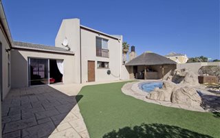 3 Bedroom House in Bloubergrant