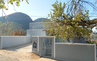 5 Bedroom House in Kosmos