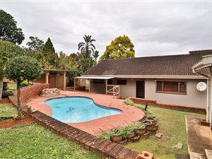 4 Bed House in Hayfields