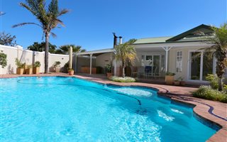 4 Bedroom House in Bergvliet