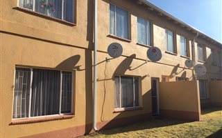 3 Bedroom Apartment in Grobler Park