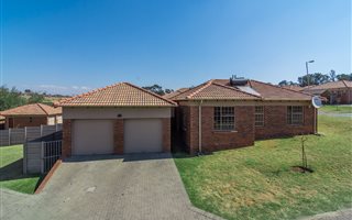 3 Bedroom House in Olievenhoutbosch