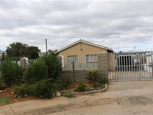 4 Bed House in Uitenhage Central