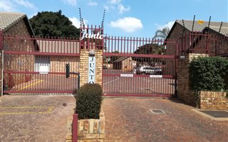 3 Bedroom Townhouse in Zwartkop