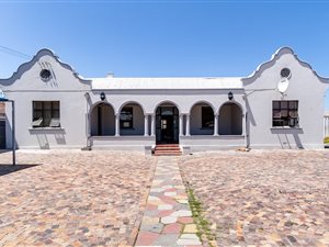 6 Bed House in Maitland
