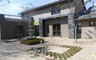714 m² Office Space in Lyttelton Manor