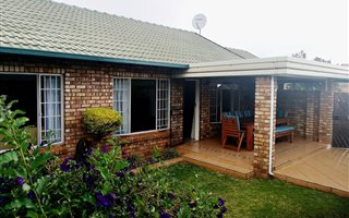 2 Bedroom Townhouse in Rooihuiskraal North
