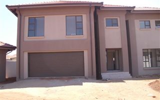 4 Bedroom Townhouse in Aerorand