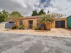 3 Bed Townhouse in Groenvallei