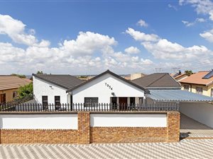 4 Bed House in Olievenhoutbosch