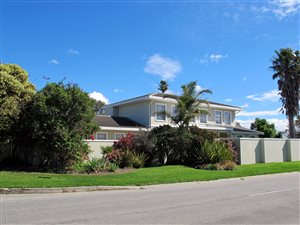 8 Bed House in Bowtie