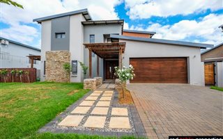 4 Bedroom House in Hazeldean (Silverlakes Surroundings)