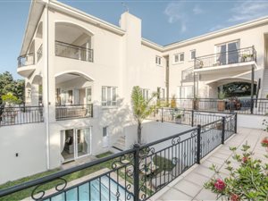 7 Bed House in Theescombe