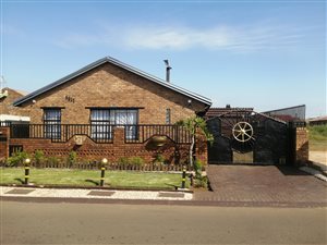 4 Bed House in Etwatwa