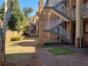 2 Bed Apartment in Die Hoewes