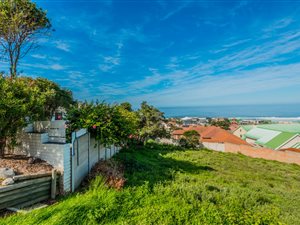 911 m² Land available in Outeniqua Strand